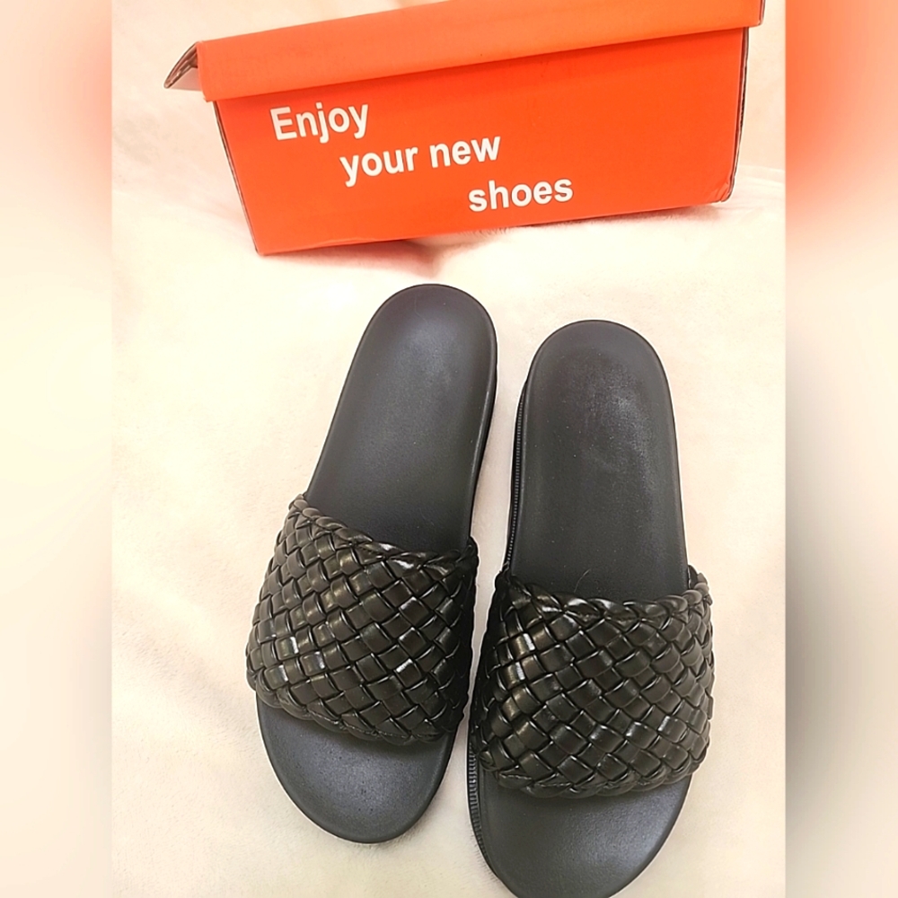 NIB Women's Lucky Step Black Platform Slippers- Size 8